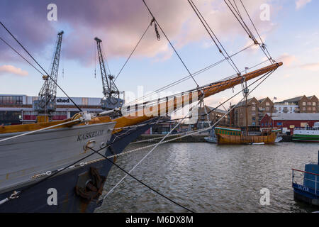 La barque Kaskelot ormeggiato a Hannover Quay nel porto di Bristol con le gru del capannone M Museo e replica del Matthew oltre, città di Bristol, Inghilterra. Foto Stock