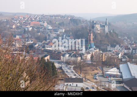 Vista del piccolo villaggio Mylau in Turingia, Germania. Foto Stock