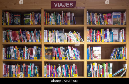 Badajoz, Spagna - 9 agosto 2017: Bookshop pieno schermo di guida di viaggi libri e mappe turistiche, Spagna Foto Stock