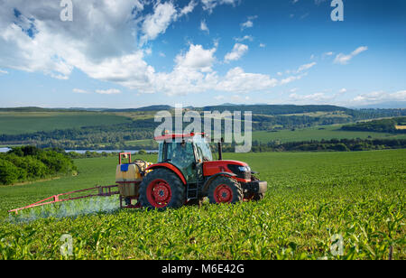 Varna, Bulgaria - 10 Giugno 2016: Kubota trattore nel campo. Kubota Corporation giapponese è un produttore di macchinari con un array di prodotti quali Foto Stock