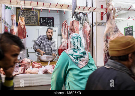 Macelleria, dromedario carne, Talaa Kebira street, la medina di Fez. Il Marocco Foto Stock