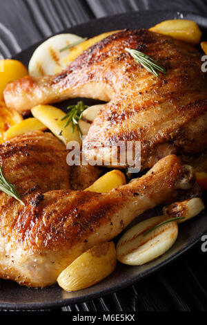 Deliziose grigliate di Pollo gamba con frutta e verdura close-up su una piastra verticale. Foto Stock