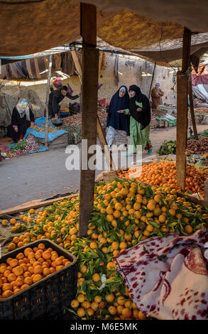 Mercato di frutta e verdura, frutta, verdura, Talaa Kebira street, la medina di Fez.Marocco Foto Stock