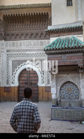 Collocare un-Nejjarine. In background, il marrone porta è l'arte e artigianato in legno museo . Fez.Marocco Foto Stock