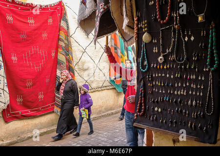 Negozio di souvenir, Talaa Kebira street, la medina di Fez. Il Marocco Foto Stock