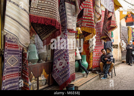 Negozio di tappeti, Talaa Kebira street, la medina di Fez. Il Marocco Foto Stock