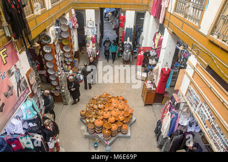 Negozi, in Maristane Sidi Frej, la medina di Fez. Il Marocco Foto Stock