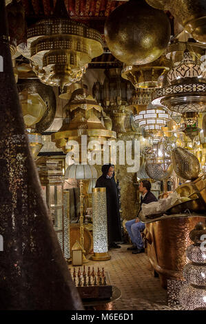 Lanterne di ottone shop, vicino Piazza Seffarine, la medina di Fez. Il Marocco Foto Stock