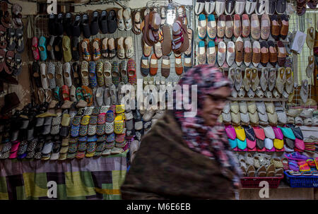 Pantofola shop, Talaa Kebira street, la medina di Fez. Il Marocco Foto Stock