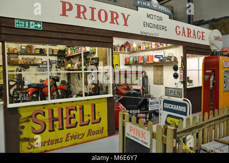 Priory Garage gli ingegneri del motore. Autoveicolo officina a Ipswich Transport Museum, Suffolk, Inghilterra Foto Stock