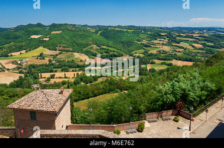 Vista della bellissima campagna italiana dalla città medievale di Montone in Umbria Foto Stock