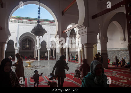 Cortile, Zaouia (Sepolcro) di Moulay Idriss II, la medina di Fez. Il Marocco Foto Stock