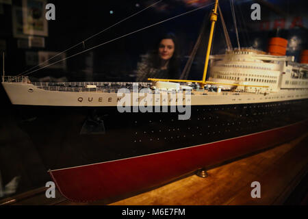 Il personale del museo è mette tocco 'Ocean Liner: velocità e stile' mostra al Victoria and Albert Museum. La mostra ri-immaginare la golden age di ocean travel, esplorando la progettazione e impatto culturale della ocean liner su scala internazionale. Esplora anche gli aspetti della nave dal design innovativo per ingegneria, architettura e interni alla moda e di stile di vita a bordo. La mostra è sponsorizzata da Viking crociere e corre dal 3 febbraio - 17 giugno 2018 presso il Victoria and Albert Museum. Dotato di: "Queen Elizabeth" ocean liner dove: Londra, Regno Unito quando: 31 gen Foto Stock