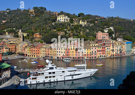 Yacht di lusso nella baia di Portofino in Liguria, Italia Foto Stock