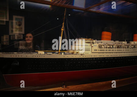 Il personale del museo è mette tocco 'Ocean Liner: velocità e stile' mostra al Victoria and Albert Museum. La mostra ri-immaginare la golden age di ocean travel, esplorando la progettazione e impatto culturale della ocean liner su scala internazionale. Esplora anche gli aspetti della nave dal design innovativo per ingegneria, architettura e interni alla moda e di stile di vita a bordo. La mostra è sponsorizzata da Viking crociere e corre dal 3 febbraio - 17 giugno 2018 presso il Victoria and Albert Museum. Dotato di: "Queen Elizabeth" ocean liner dove: Londra, Regno Unito quando: 31 gen Foto Stock