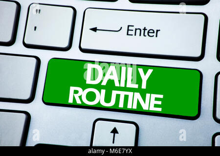 Annuncio della scrittura testo che mostra la routine quotidiana. Il concetto di business per lo stile di vita abituale scritto sul tasto blu la tastiera dello sfondo. Foto Stock