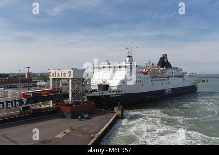 Città di Calais, Francia. Vista pittoresca del porto di Calais con il traghetto DFDS, SS Calais Seaways, ancorata in background. Foto Stock