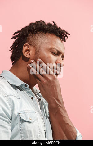 Giovane uomo afro-americana è di avere mal di denti. Foto Stock