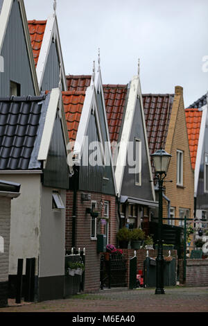Tipiche Case olandese in un villaggio di pescatori Foto Stock