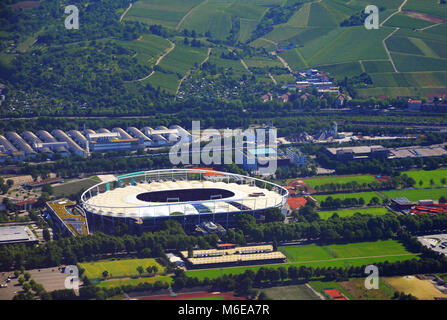 Stuttgart, Germania - 11 Giugno 2017: Più stretta vista aerea dell'area di Stoccarda e stadio di calcio su una soleggiata giornata estiva Foto Stock