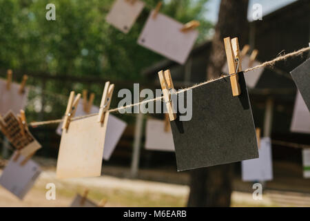 Carte appendere su una fune. Messaggio di memoria. Il festival all'aperto. Foto Stock