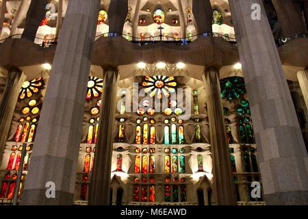 Interni e vetri colorati in windows della chiesa della Sagrada Familia Foto Stock