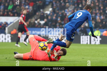 Il Leicester City's Jamie Vardy (sinistra) e AFC Bournemouth portiere Asmir Begovic battaglia per la palla durante il match di Premier League al King Power Stadium, Leicester. Foto Stock