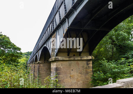 L acquedotto pontcysyllte portante il Llangollen Canal oltre il fiume Dee. Foto Stock