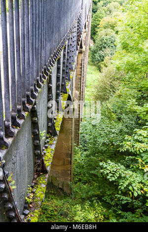 L acquedotto pontcysyllte portante il Llangollen Canal oltre il fiume Dee. Foto Stock