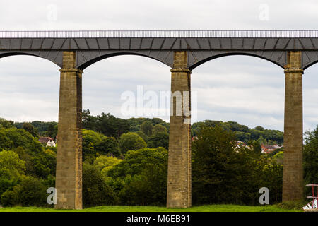 L acquedotto pontcysyllte portante il Llangollen Canal oltre il fiume Dee. Foto Stock