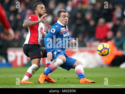 Stoke City's Xherdan Shaqiri (destra) e Southampton's Ryan Bertrand battaglia per la palla durante il match di Premier League a St Mary's Stadium, Southampton. Foto Stock