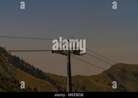 Pilone e pod di cavo auto con montagne in estate. Shymbulak Ski Resort Hotel di Almaty, Kazakhstan, in Asia. Foto Stock