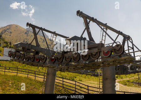 Pilone della funivia con montagne in estate. Shymbulak Ski Resort Hotel di Almaty, Kazakhstan, in Asia. Foto Stock