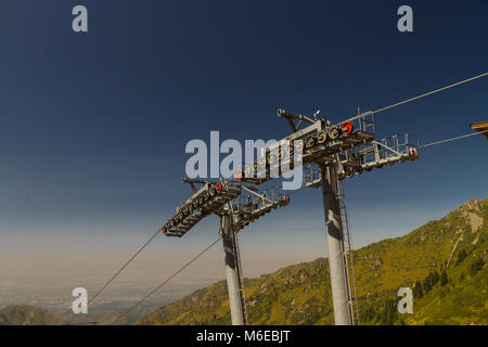 Pilone della funivia con montagne in estate. Shymbulak Ski Resort Hotel di Almaty, Kazakhstan, in Asia. Foto Stock