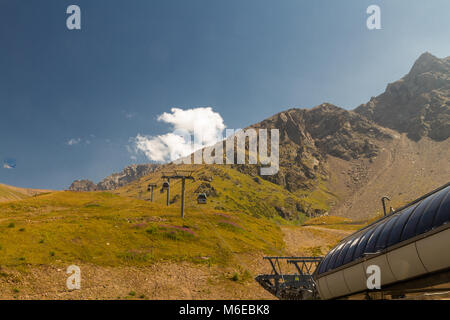 Funivia con montagne in estate. Shymbulak Ski Resort Hotel di Almaty, Kazakhstan, in Asia. Foto Stock