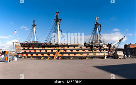 HMS Victory presso il centro storico di cantieri in Portsmouth. Regno Unito. La vittoria è stata l'ammiraglio Horatio Nelson nave ammiraglia nella Battaglia di Trafalgar nel 1805. (95) Foto Stock