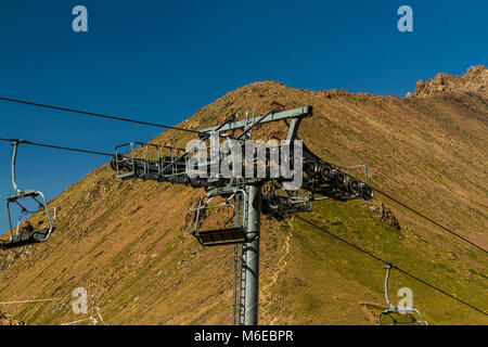 Pilone della funivia con montagne in estate. Shymbulak Ski Resort Hotel di Almaty, Kazakhstan, in Asia. Foto Stock