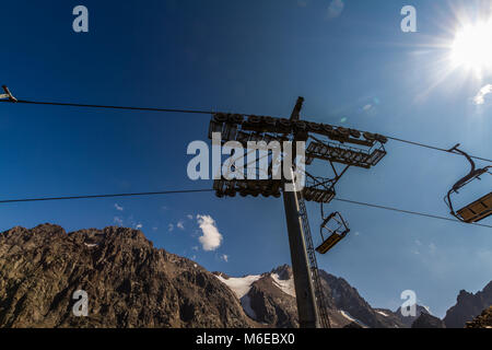 Impianti di risalita con montagne in estate. Shymbulak Ski Resort Hotel di Almaty, Kazakhstan, in Asia. Foto Stock