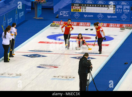 Il team cinese di Wang Bingyu competere contro gli USA al CPT mondiale sulle donne Campionato di Curling 2017, 18-26 marzo 2017, Pechino, Cina Foto Stock