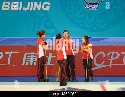 Il team cinese di Wang Bingyu competere contro gli USA al CPT mondiale sulle donne Campionato di Curling 2017, 18-26 marzo 2017, Pechino, Cina Foto Stock