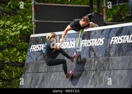 Arrampicata ostacoli all'azione Esegui 2017 ostacolo gara corsa nella città di Norrköping, Svezia nel settembre 2017 Foto Stock