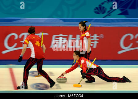 Il team cinese di Wang Bingyu competere contro gli USA al CPT mondiale sulle donne Campionato di Curling 2017, 18-26 marzo 2017, Pechino, Cina Foto Stock