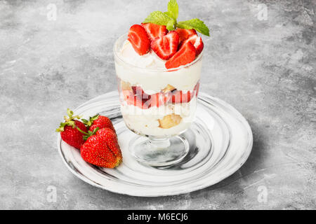 Il dessert Tiramisù alla fragola su sfondo grigio Foto Stock