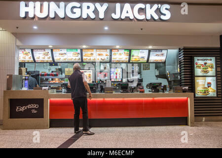 Hungry Jacks fast food takeaway negozio di vendita al dettaglio all'interno dall'aeroporto di Sydney, Australia Foto Stock