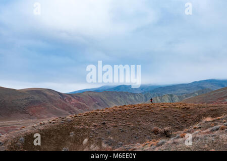 Fotografo di natura nelle montagne rosse Foto Stock