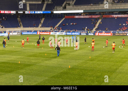 Harrison, NJ - Marzo 1, 2018: i giocatori di CD Olimpia di Honduras in fase di riscaldamento prima di 2018 CONCACAF Champions League round di gioco 16 contro New York Red Bulls in Red Bull arena, Red Bulls ha vinto 2 - 0 Foto Stock