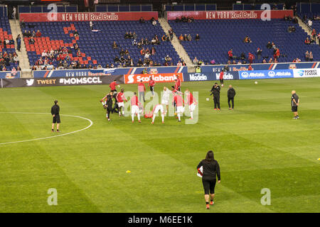 Harrison, NJ - Marzo 1, 2018: i giocatori di New York Red Bulls in fase di riscaldamento prima di 2018 CONCACAF Champions League round di gioco 16 contro CD Olimpia di Honduras a Red Bull arena, Red Bulls ha vinto 2 - 0 Foto Stock