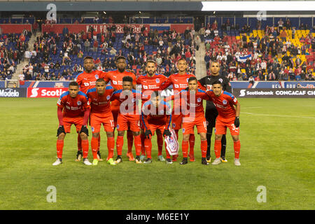 Harrison, NJ - Marzo 1, 2018: i giocatori di CD Olimpia di Honduras pongono prima 2018 CONCACAF Champions League round di gioco 16 contro New York Red Bulls in Red Bull arena, Red Bulls ha vinto 2 - 0 Foto Stock