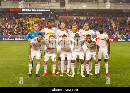 Harrison, NJ - Marzo 1, 2018: i giocatori di New York Red Bulls pongono prima 2018 CONCACAF Champions League round di gioco 16 contro CD Olimpia di Honduras a Red Bull arena, Red Bulls ha vinto 2 - 0 Foto Stock