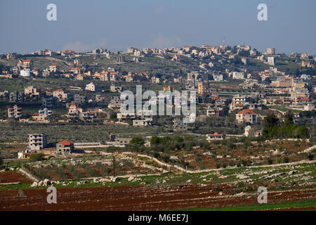 Vista del villaggio di Aitaroun in Bint Jbeil Distretto del Governatorato Nabatieh in Libano come visto dal lato Israeliano del confine settentrionale di Israele Foto Stock